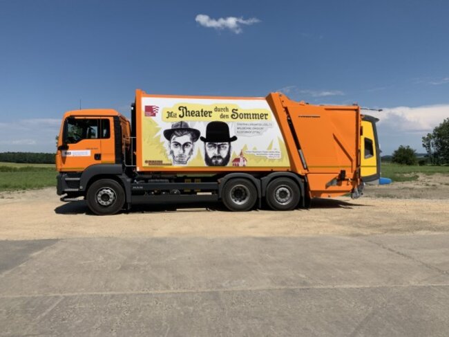 Seitenansicht eines Abfall-Müllfahrzeuges der EGLZ mit Werbung - Mit Theater durch den Sommer
